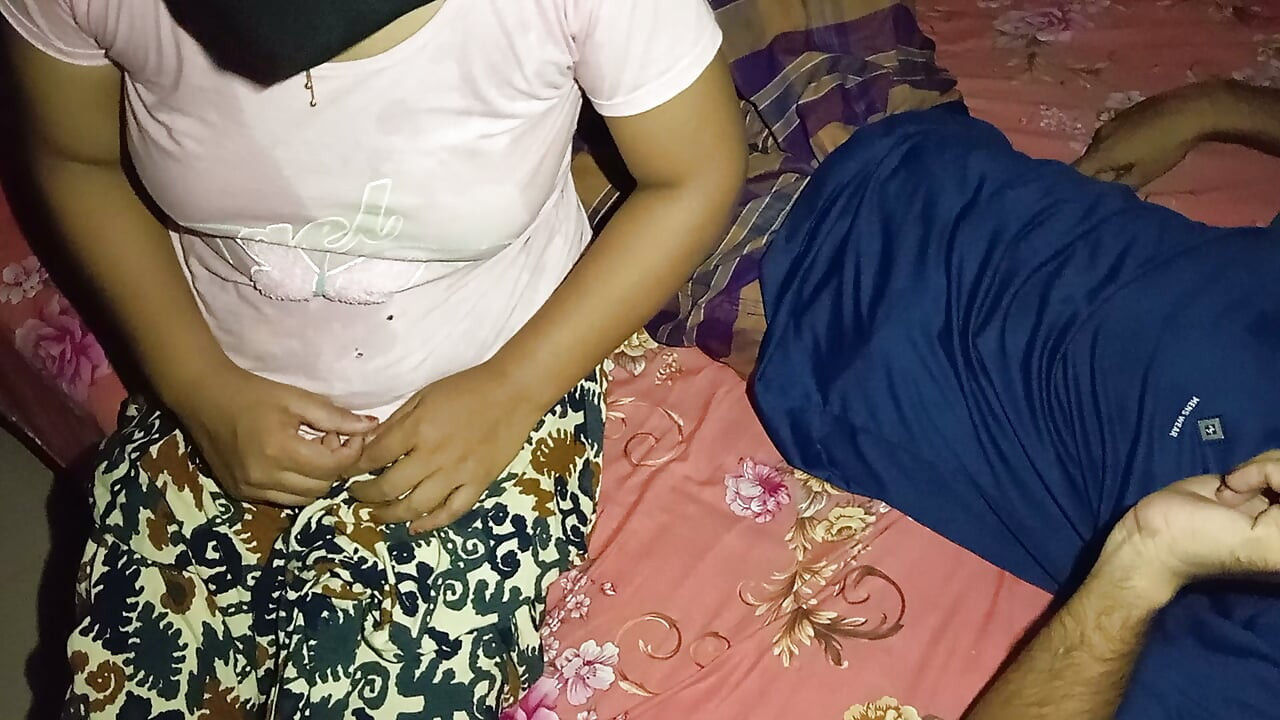 Desi po raz pierwszy traci dziewictwo. Bardzo ładna ciasna cipka i cycki. Teen Sex Video.