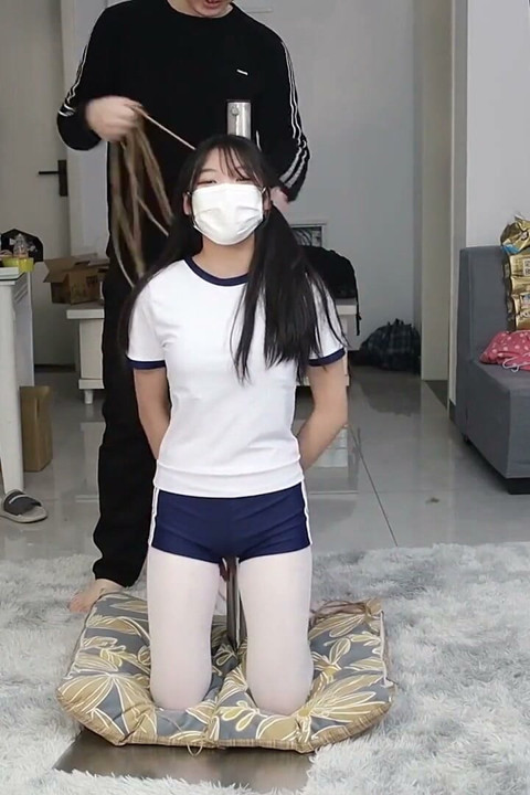 Pacar dengan stoking putih diikat ke tiang besi dengan tali, kakinya tergantung, vibrator digelitik di seluruh tubuh