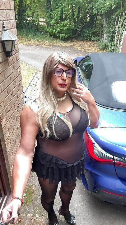Seksi transvestit kellycd2022 u crnim bešavnim najlonkama i štiklama