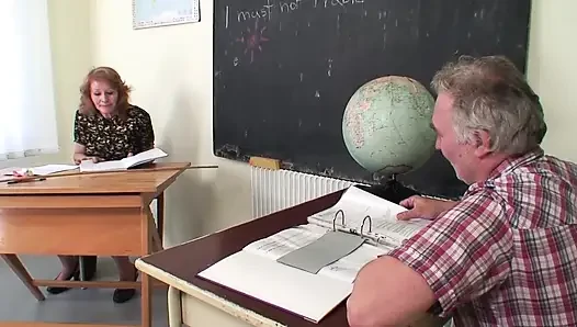 шлепают, когда он делает что-то не так