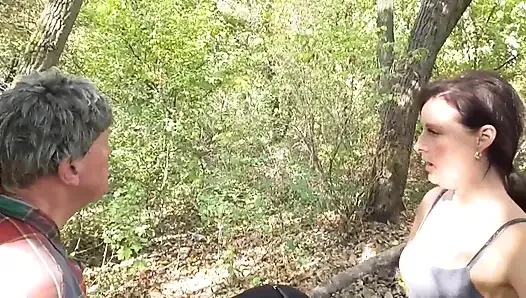 Onu ormanda tükürükleriyle ve balçıklarıyla aşağılıyor