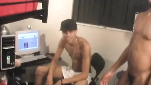 İki sert thugz büyük siyah yarağı gırtlağına kadar alıyor