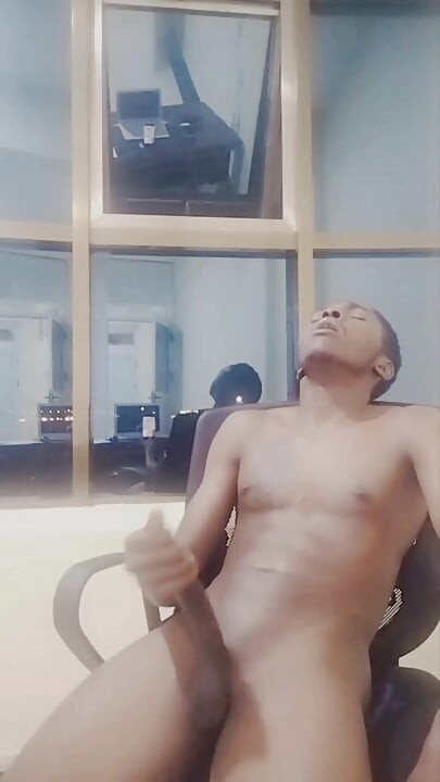 Black Tattoo Guy wanking his big dick until he cums