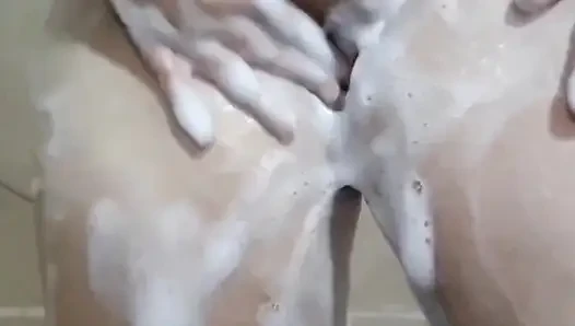 MATURE TURKISH WOMAN IN THE BATHROOM