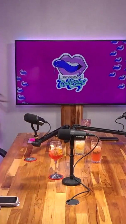 Uzbudljiv trenutak iz "Seksi debela cura i nestašna Japanka maze se na kalifornijskom TV podcastu"