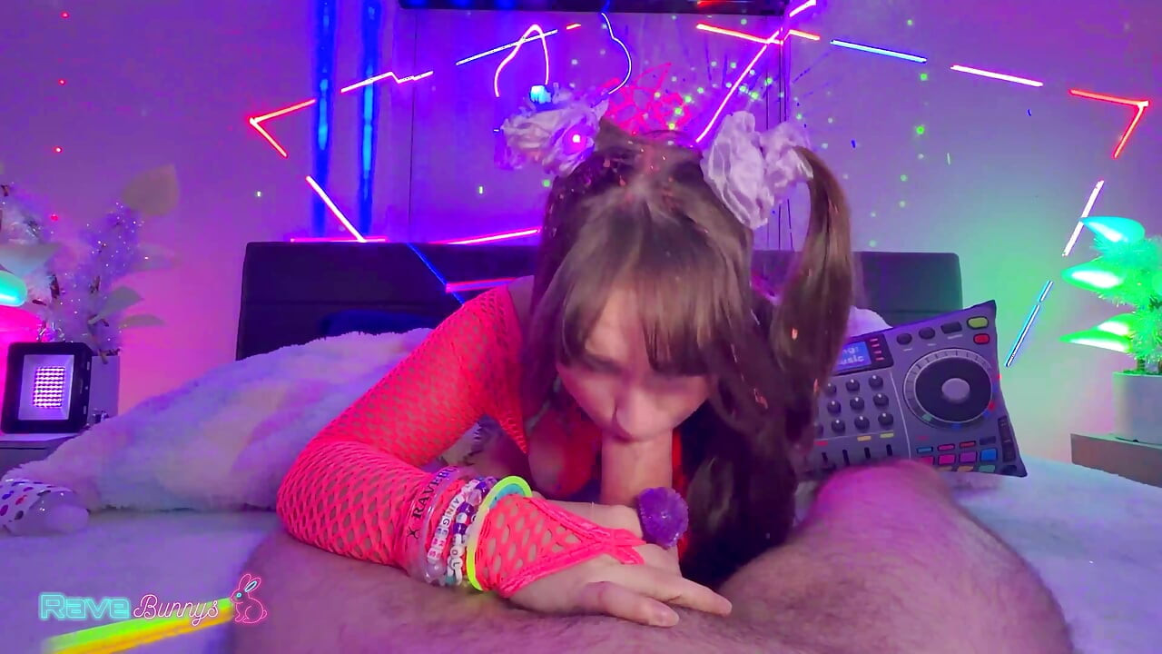 Memek berbulu bunny fae dientot habis-habisan sama neon blacklight!