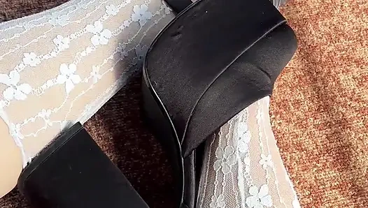 Stoking putih dan sepatu hak tinggi di kakiku