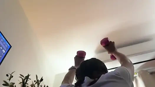 Потную послеполуденной тренировки натирают и писают после