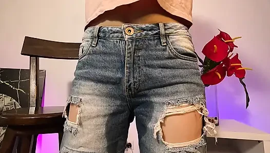 Verzweifelt, ins Thw Badezimmer zu gehen, pinkel ich in meine jeans