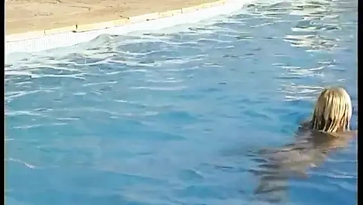 Blondes mädchen lutscht einen riesigen schwanz zu einem titten, abspritzen am pool