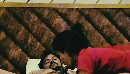 Aldatan evli kadın otel odasında erkek arkadaşıyla eğleniyor