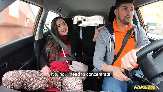 Fake Driving School - Nataly Gold попадает в машину, не надевая трусики