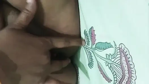 Desi-mädchen fingert und führt ihren finger und lutscht