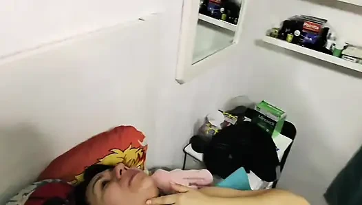 Ich entdeckte das putzmädchen, das die dessous meiner frau anprobieren, und sie willigte ein, mich das nehmen zu lassen, wenn ich nichts sage