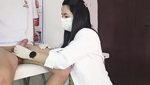 Üniversite acil durumu: hemşire öğrenciyi sürekli ereksiyonla muayene ediyor