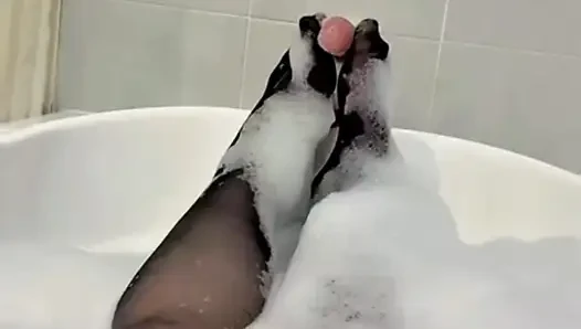 Stiefmutter nimmt ein bad in strümpfen und sexy dessous, nassen dicken arsch