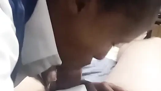 Gadis kulit hitam nyepong kontol pria kulit putih sambil ngocok kontolnya & entot pantatnya yang nikmat