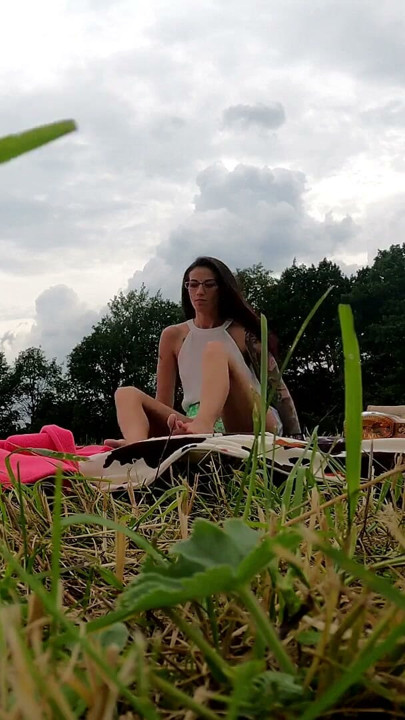 Atomic girl wedgies z dużą ilością kolorowych majtek i stringów w skarpetkach minispódniczki przymierzają na zewnątrz z dziewczynami Leon Lambert | Klip 1