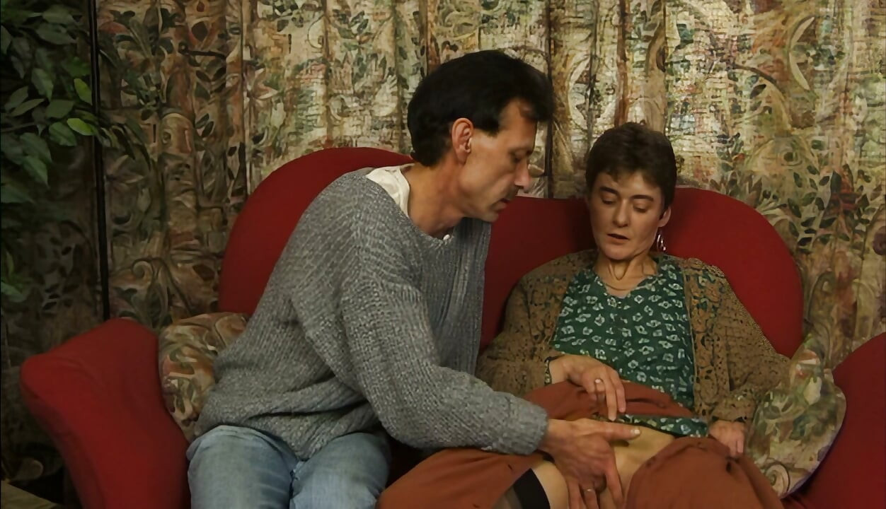 MILF matură suge pula după ce i se linge pizda udă