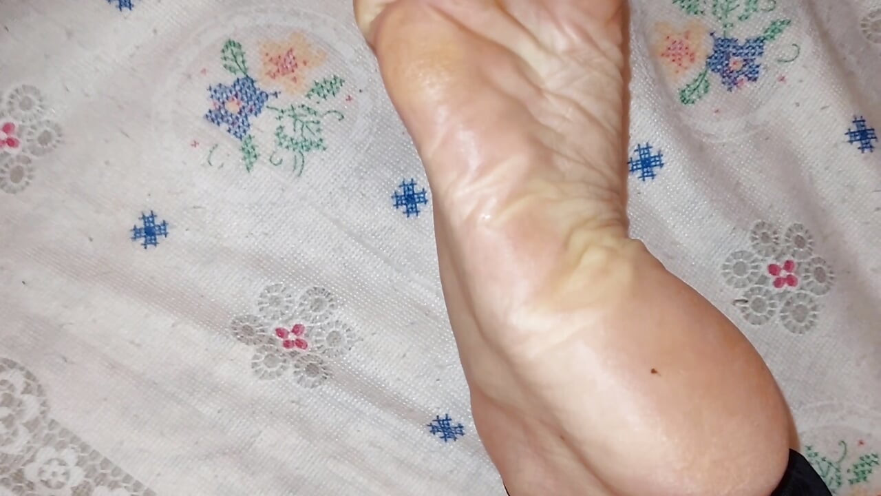 Istri dewasa rambut pirang amatir lagi asik main game sambil pakai setengah pakaian