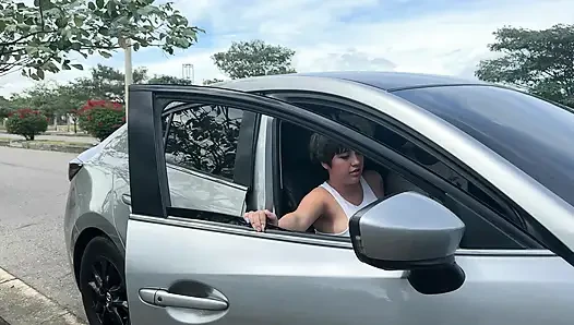 Motosiklet bozulduğu için onu eve götürmemi isteyen seksi bir kız buluyorum, ona yardım etmem karşılığında onu becermeme izin veriyor.
