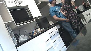 Câmera espiã: peguei minha esposa grávida traindo com o cara da piscina de 18 anos
