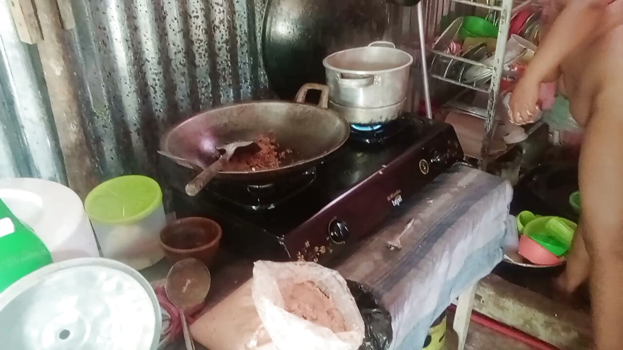 تجريد حماتي التي تطبخ