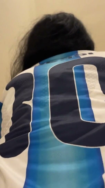 Gå sammen med en kæreste for at se fodboldkampen og slutte af med at fejre det med min partner | Klip 2