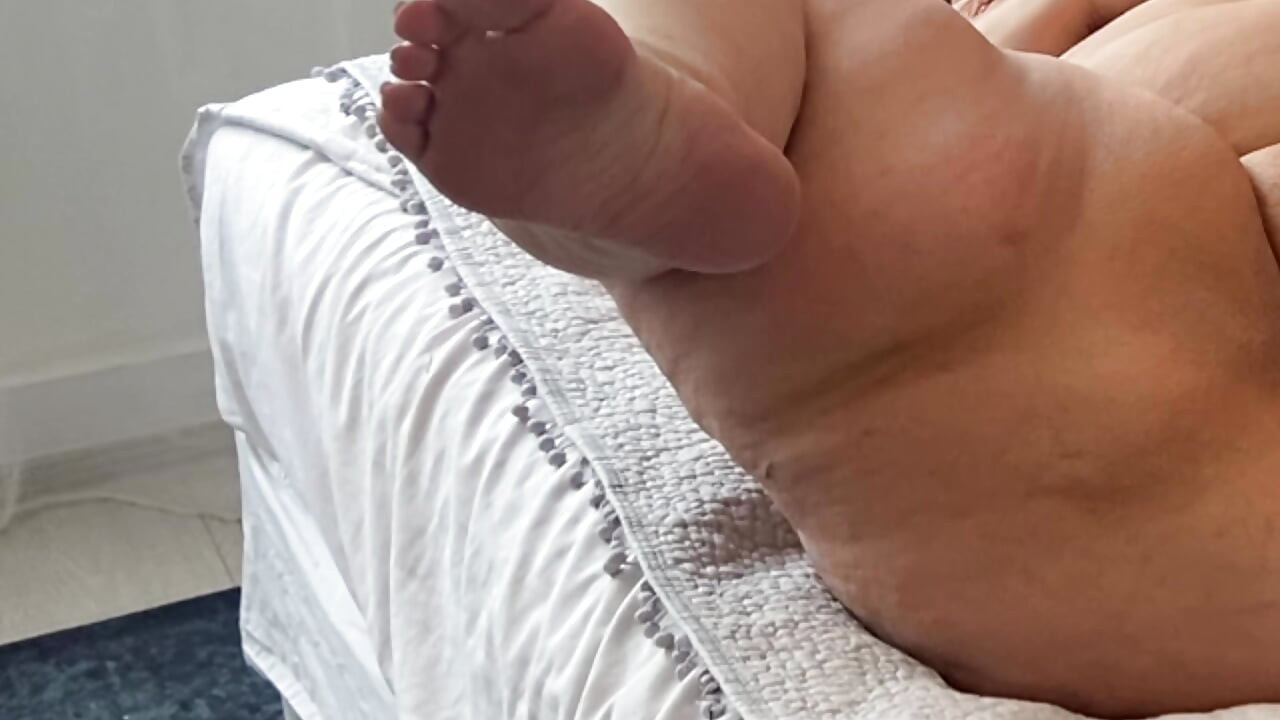 Madre caliente salta sobre una polla negra dura en la mañana antes del trabajo.