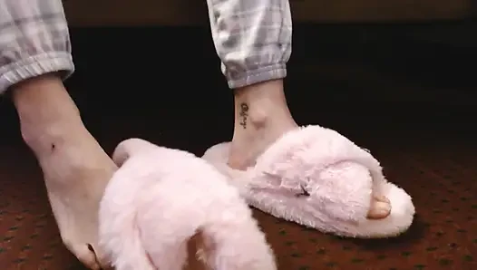 Goyang-goyang Kaki Pink Fuzzy Slippers