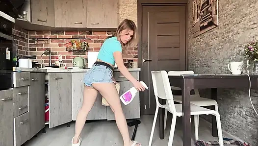 Уборщица не выдержала и намочила ее шорты