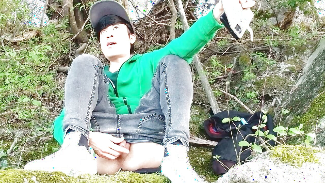 在戶外冒險自慰 一個男人的聲音捕捉到這個可愛的同性戀小妞，他的球懸在外面，猛拉著他未割開的包皮