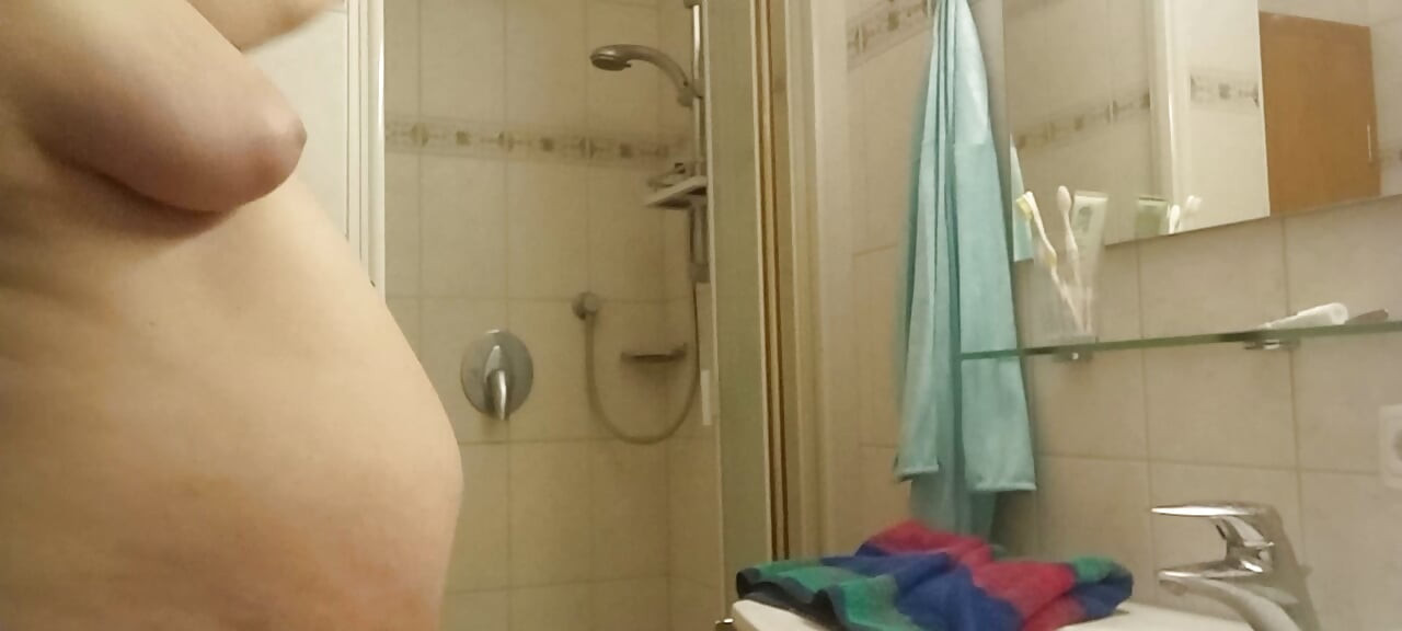 Толстая зрелая BBW принимает душ, Ева Пур демонстрирует свои формы, часть 1