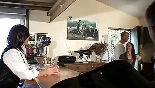 Zwei Schlampen nehmen es hart in den Arsch