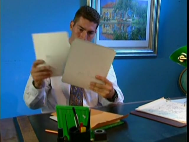 螺柱勾引在沙发上休息的无辜年轻宝贝，他们操逼