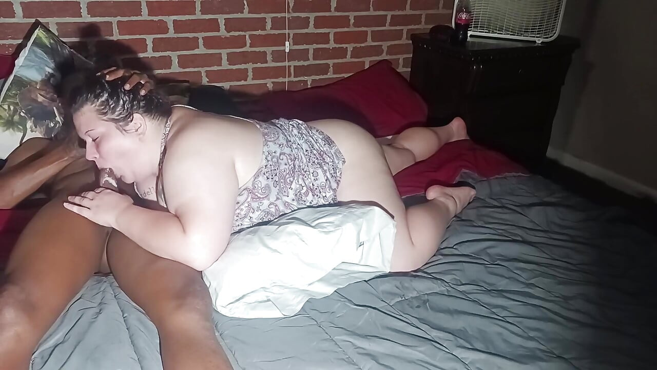 Duboko grlo lica sve do dolje Uzmi curu kako je uzmu