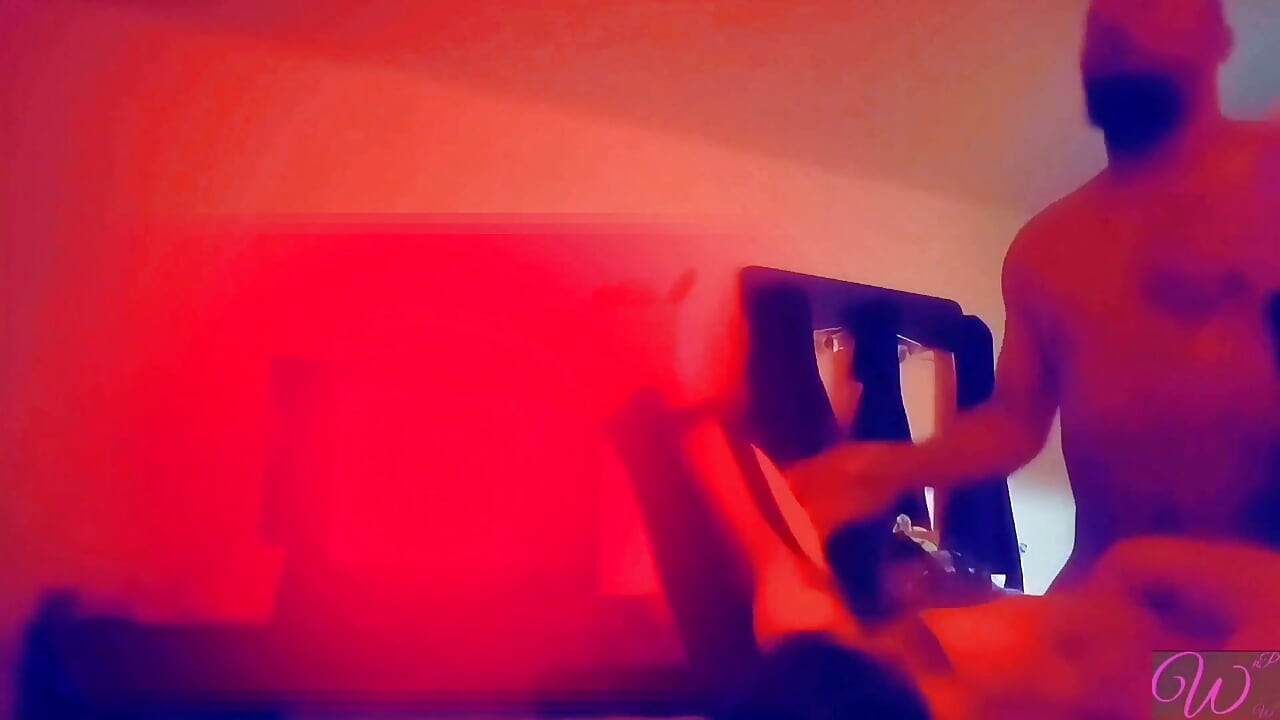 Sissy phục tùng được bbc đưa đến một nhà nghỉ lười biếng