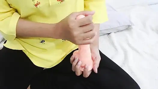 Азиатка в хиджабе мастурбирует и показывает дырку в киске