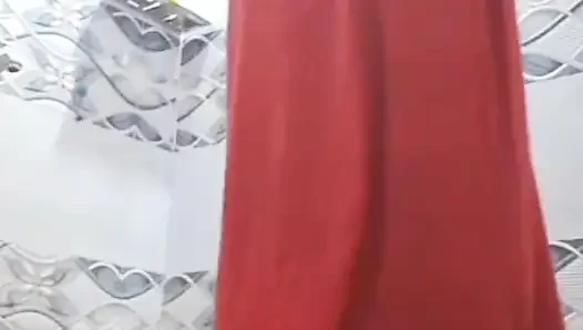 Desi bhabhi bathroom me naha rahi h...