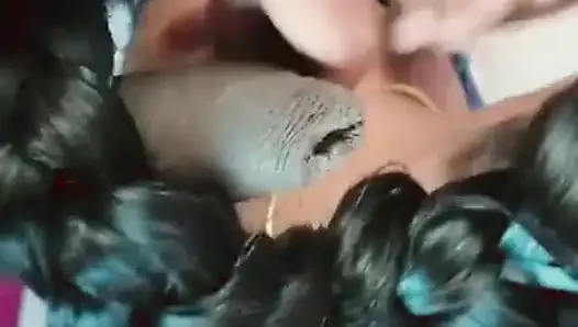 Tamilisches mädchen holt sich die haare