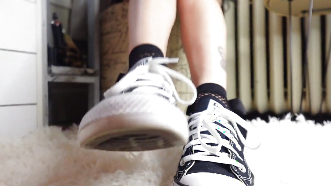 Converse & Fishnets
