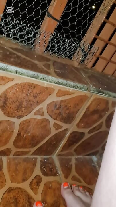 Saarvajnik baalakni se bedroom tak milf(chodne laayak mammi) kapre utaarti hai phir choosti hai aur chodti hai