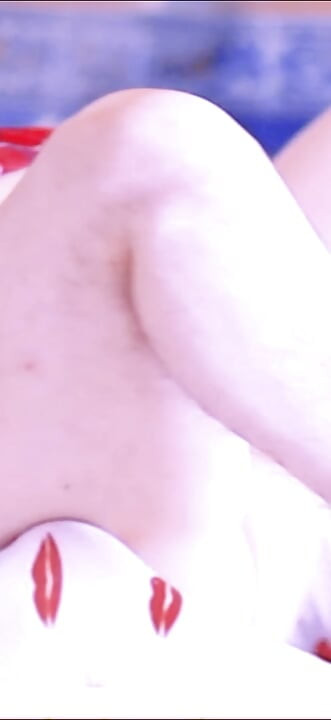 Après la salle de sport : La demi-sœur est trempée et prête à chevaucher cette grosse bite.