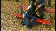 Isteri jalang blowjob oleh orang asing di taman