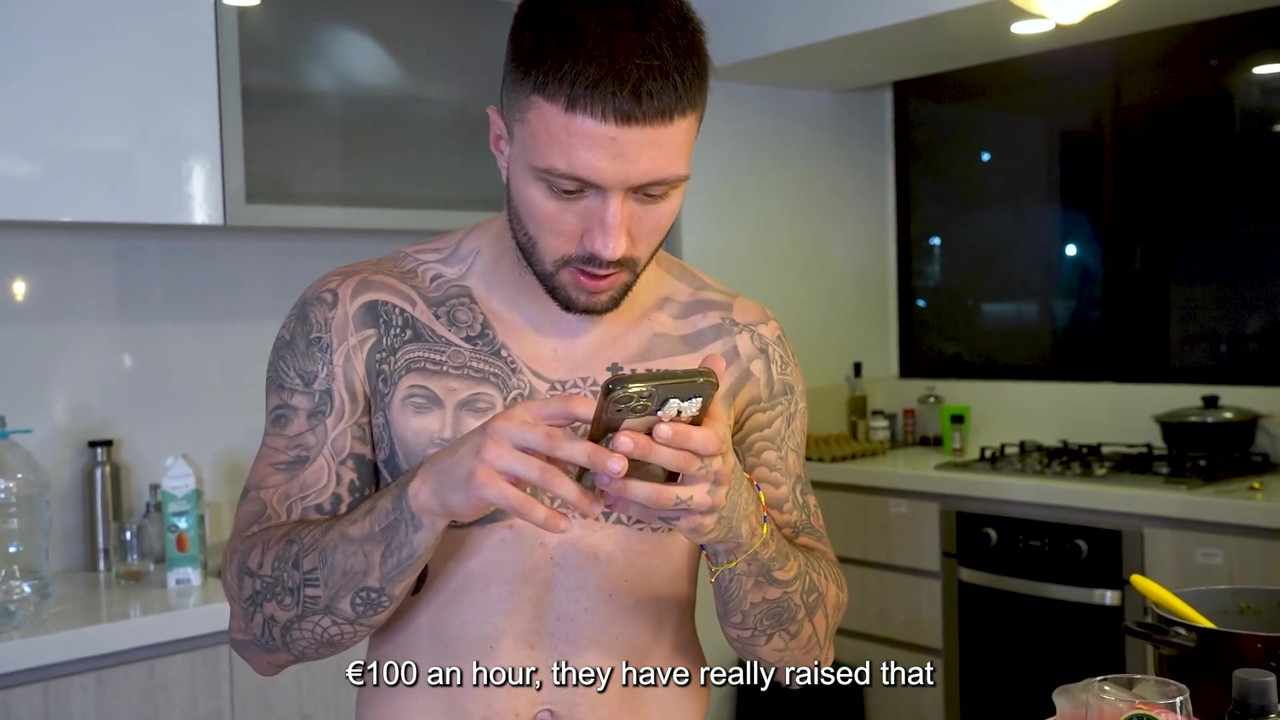 18 岁的哥伦比亚继妹趁父母不在的时候操她姐夫的绿帽奴！Naty delgado和rauls Bud