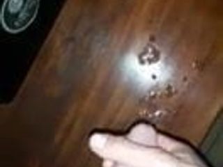 Ibiza Bigcock meletup pancutan mani besar-besaran di atas meja