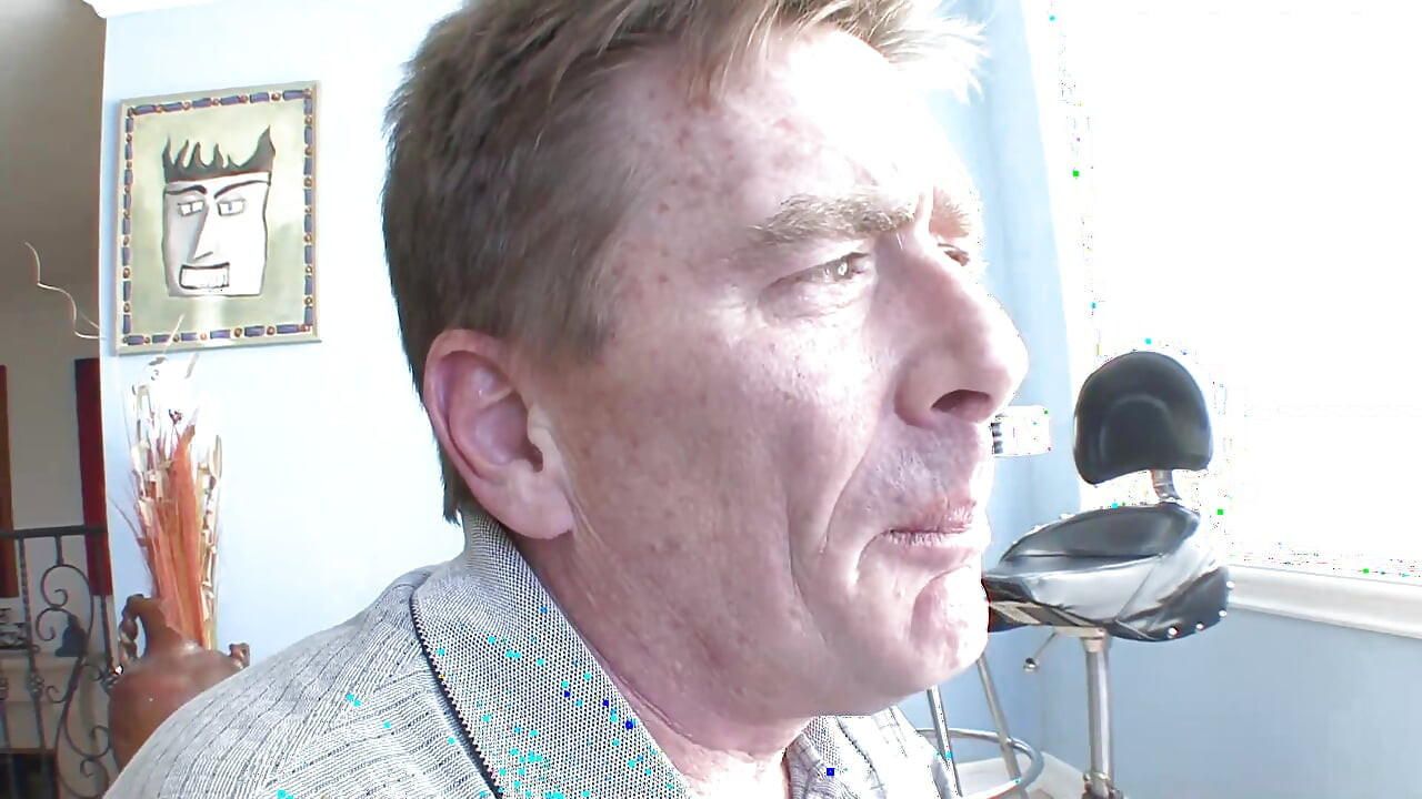 Zwarte tienerslet heeft graag plezier met een oudere kerel, haar stiefvader