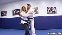 Karatetrainer neukt zijn student direct na een grondgevecht