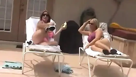 Orta yaşlı seksi kadınlar ve havuz çocuğu