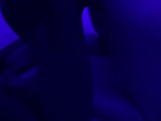 Une femme prend une grosse bite noire et sous la lumière bleue